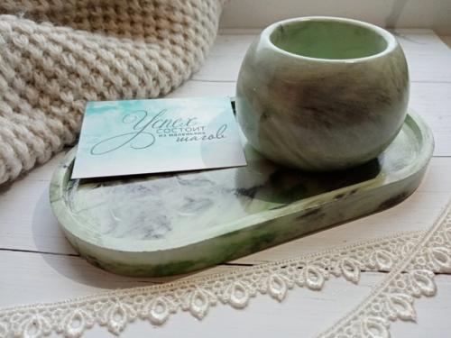 Декоративная подставка и вазочка из гипса сделают интерьер дома более стильным и привлекательным. 02