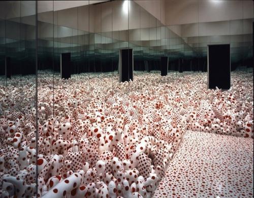 Yayoi Kusama. Infinity Mirror Room - Phalli's Field (Floor Show), 1965. 03