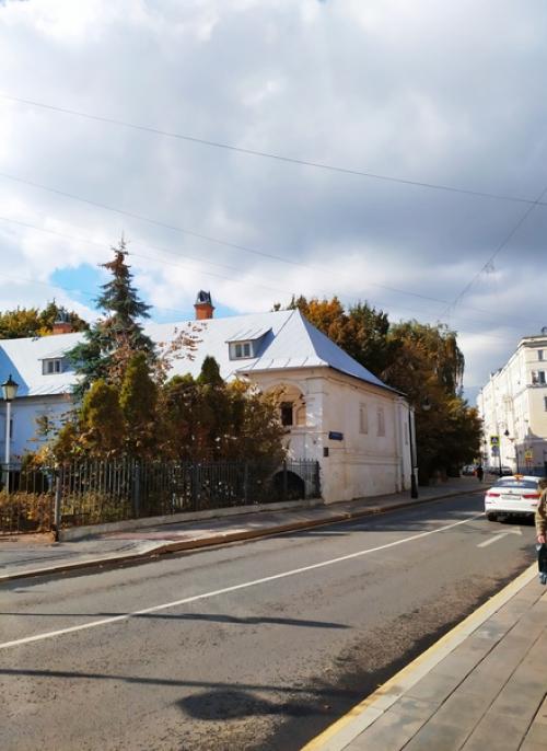 Самая номенклатурная улица в Москве это спиридоновка и ее окрестности. 03