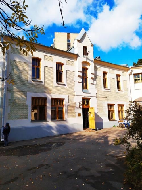 Самая номенклатурная улица в Москве это спиридоновка и ее окрестности. 02