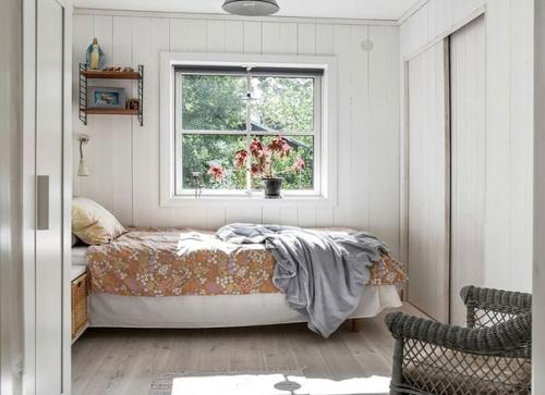 Альбом номер 1. черный фасад и уютные белые интерьеры: светлый летний домик в Швеции. 05