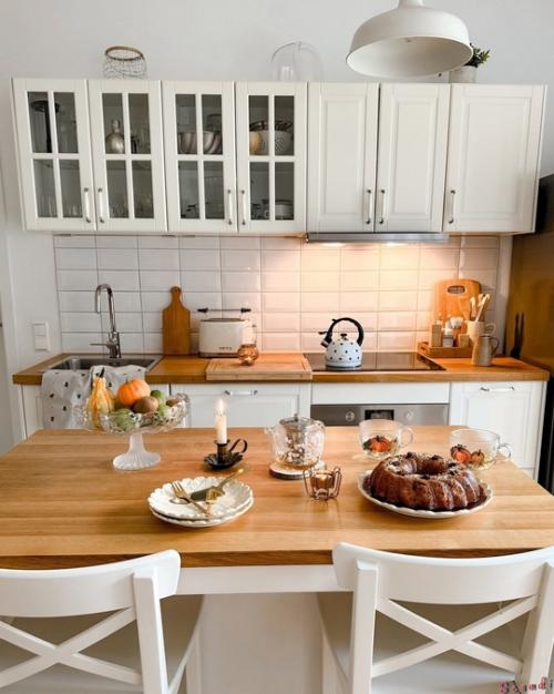 Как же уютно в этом светлым доме с тёплым освещением и деталями из светлого дерева. 06