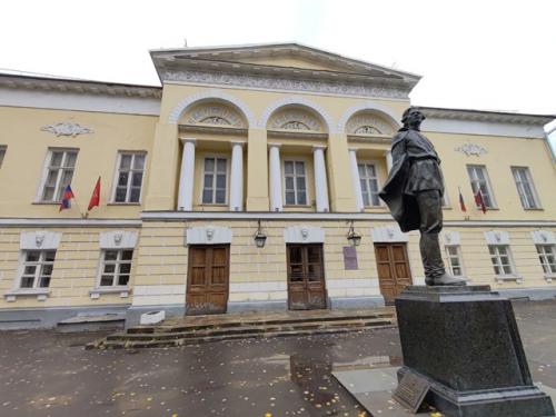 Посмотрела спектакль в мастерской 12 Никиты Михалкова и отправилась гулять по поварской улице.