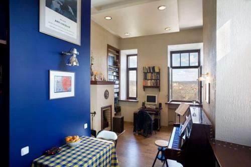 Крошечная квартира музыканта: 27 квадратных метров, где поместились камин, пианино, контрабас и многое другое. 01