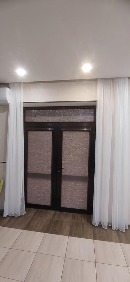 Рулонные шторы UNI 2, выполненные в изысканной коричневой системе, представляют собой гармоничное сочетание стиля и функциональности. 01