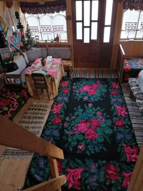 Жила, когда-то.  Простота, и вроде всем всего хватало, был там: уют и чистота, душа была - значит не мало. 03