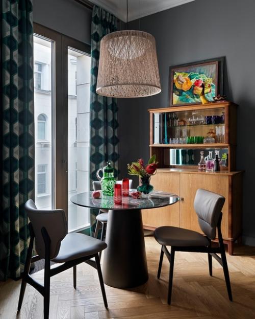 Реализованный интерьер квартиры, где нашлось место для винтажных предметов из коллекции хозяев и современного искусства. 02