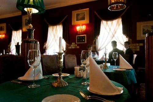 У одного из разноцветных мостов через мойку - зеленый мост (есть еще красный и синий), напротив голландской церкви находился дом котомина. 01