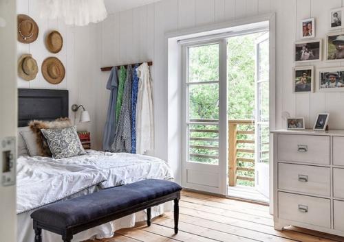 Альбом номер 4. черный фасад и уютные белые интерьеры: светлый летний домик в Швеции. 01