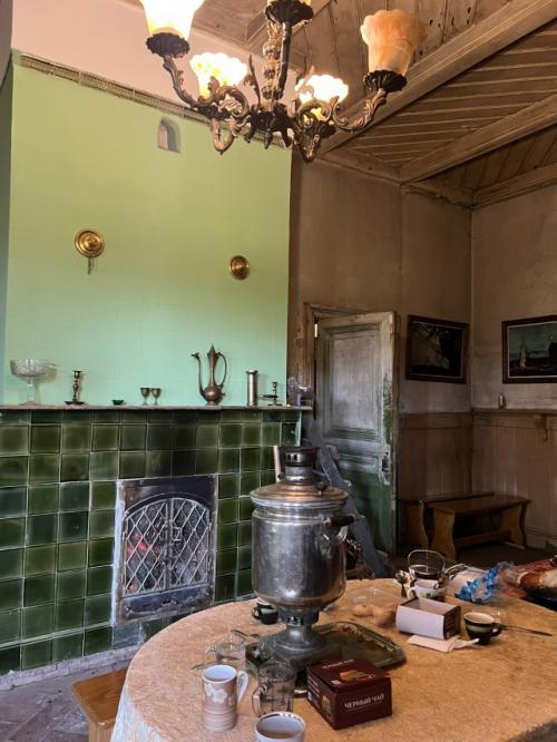 На окраине вышнего Волочка стоит единственный в городе дом в стиле модерн - деревянная усадьба купцов рябушинских. 01