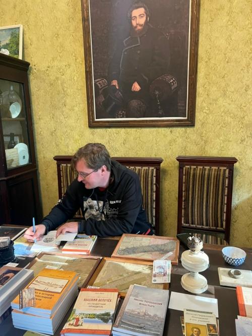 На окраине вышнего Волочка стоит единственный в городе дом в стиле модерн - деревянная усадьба купцов рябушинских. 04