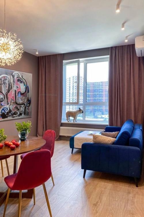 Насыщенный микс ярких цветов и эмоций в интерьере однокомнатной квартиры. 01