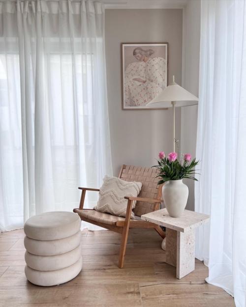 Основа этого скандинавского интерьера состоит из белого и бежевого цвета, теплого дерева и капли зеленых растений. 02