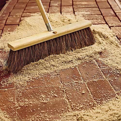 Для садовой дорожки, которая все время находится в неблагоприятных погодных условиях подойдет не любой кирпич. 08