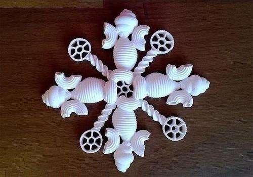 Снежинки из макарон своими руками снежинка - один из главных элементов новогоднего декора. 06