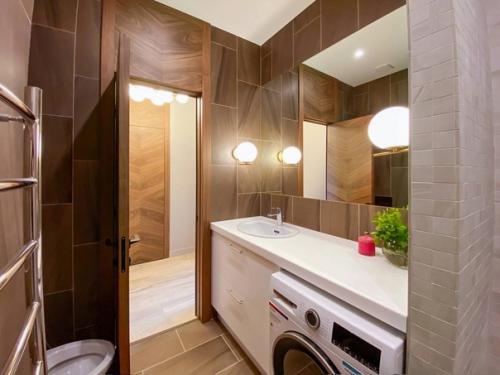 Насыщенный микс ярких цветов и эмоций в интерьере однокомнатной квартиры. 07