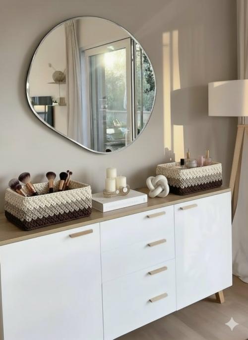 Теперь хочу показать наглядный пример, как можно использовать вязаные корзины дома. 03