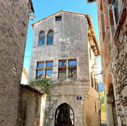 Современный интерьер дома в сент - антонен - нобль - Валь, основанного в Xiii веке. 01