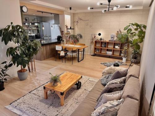 Квартиры в Японии с застекленными балконами и красивым интерьером выглядят очень элегантно и современно. 01