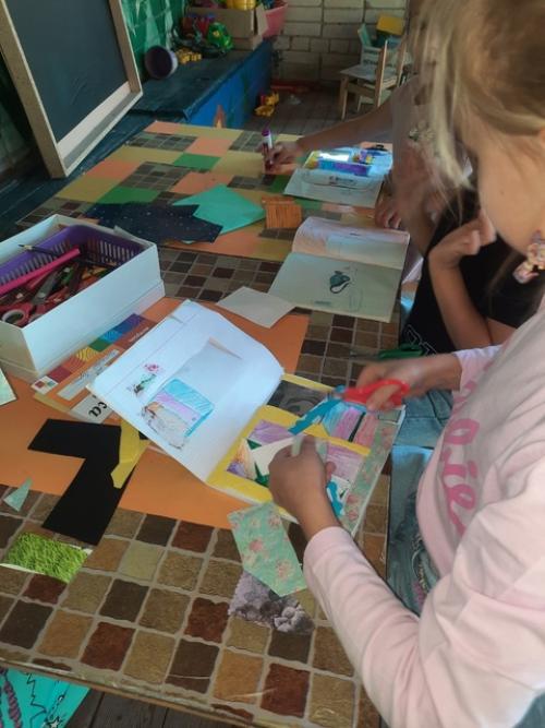 А вы когда-нибудь в детстве делали домик для бумажных кукол из тетради? 04