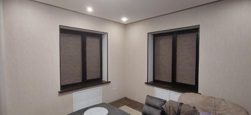 Рулонные шторы UNI 2, выполненные в изысканной коричневой системе, представляют собой гармоничное сочетание стиля и функциональности. 02