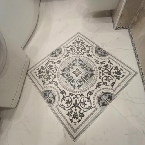 - Укладка керамогранита: материал уложен идеально ровно, швы минимальны и практически незаметны. 04