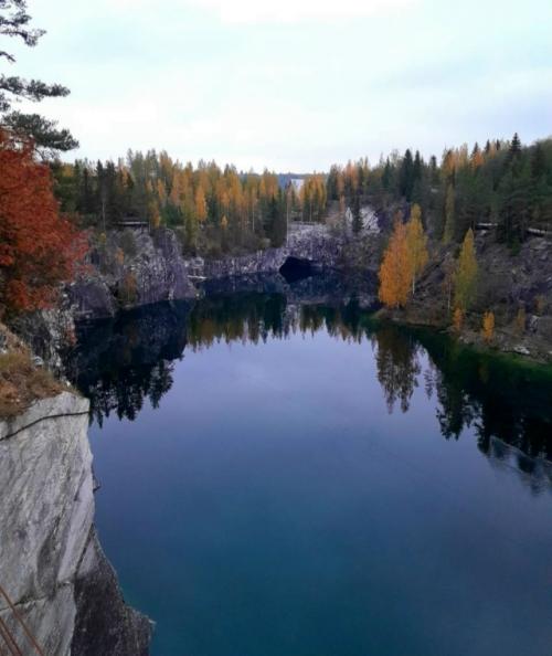 В осенние каникулы учащиеся старших классов маоу Земская Гимназия совершили увлекательное путешествие в Карелию и Санкт-петербург. 01