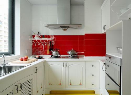 Интерьер маленькой кухни требует использования светлой цветовой гаммы, выдержанной в одной тональности, это поможет сделать помещение просторней. 02