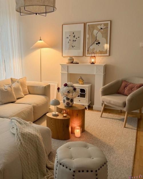 Как же уютно в этом светлым доме с тёплым освещением и деталями из светлого дерева. 01