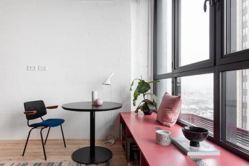 Как вам такая организация пространства со спальной зоной между санузлом и кухней - гостиной? 01