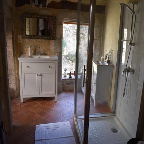 Современный интерьер дома в сент - антонен - нобль - Валь, основанного в Xiii веке.