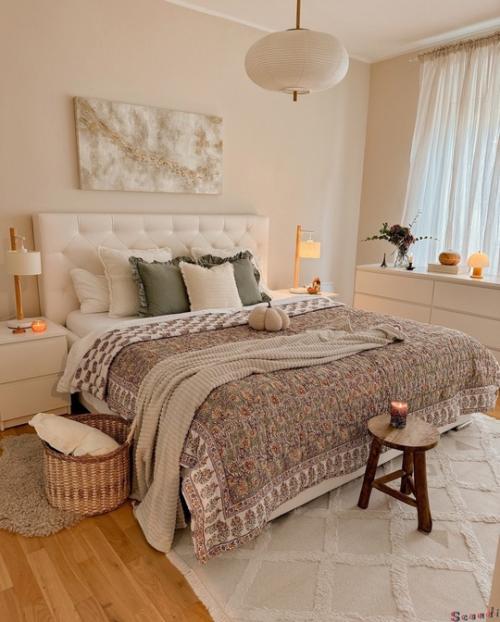 Как же уютно в этом светлым доме с тёплым освещением и деталями из светлого дерева. 05