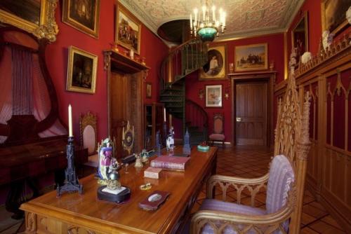 А вы знали почему парк в Петергофе называется Александрией? 07