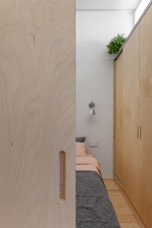 Как вам такая организация пространства со спальной зоной между санузлом и кухней - гостиной? 04