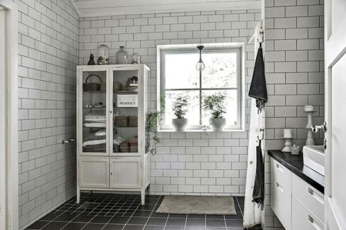 Альбом номер 4. черный фасад и уютные белые интерьеры: светлый летний домик в Швеции. 03