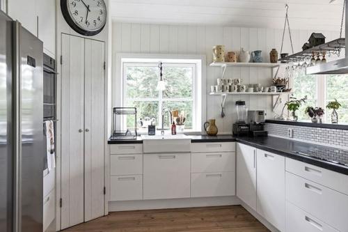 Альбом номер 1. черный фасад и уютные белые интерьеры: светлый летний домик в Швеции. 02