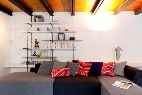 Деревянные поверхности в современном интерьере лофта в Италии. 01