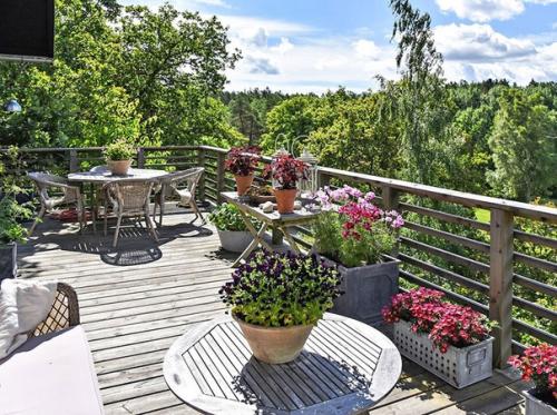 Альбом номер 1. черный фасад и уютные белые интерьеры: светлый летний домик в Швеции. 01