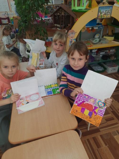 А вы когда-нибудь в детстве делали домик для бумажных кукол из тетради? 01