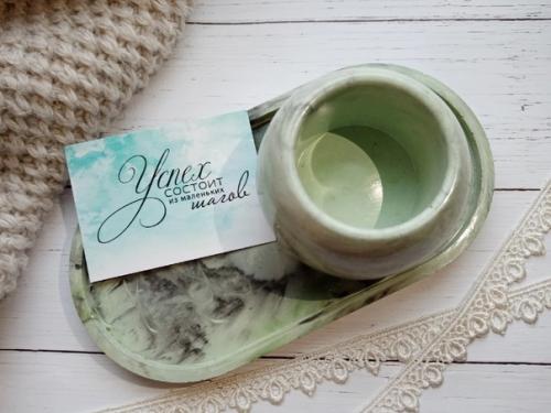 Декоративная подставка и вазочка из гипса сделают интерьер дома более стильным и привлекательным. 03