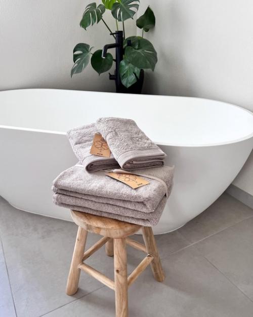 Основа этого скандинавского интерьера состоит из белого и бежевого цвета, теплого дерева и капли зеленых растений. 08