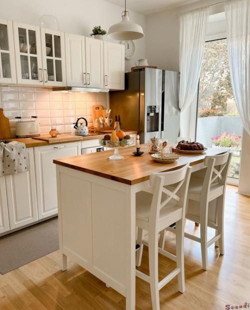 Как же уютно в этом светлым доме с тёплым освещением и деталями из светлого дерева. 03