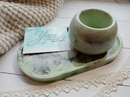 Декоративная подставка и вазочка из гипса сделают интерьер дома более стильным и привлекательным. 01