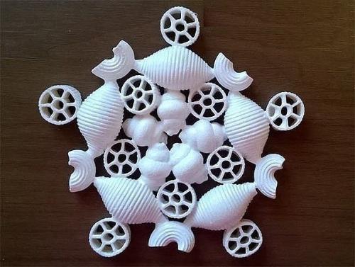 Снежинки из макарон своими руками снежинка - один из главных элементов новогоднего декора. 02