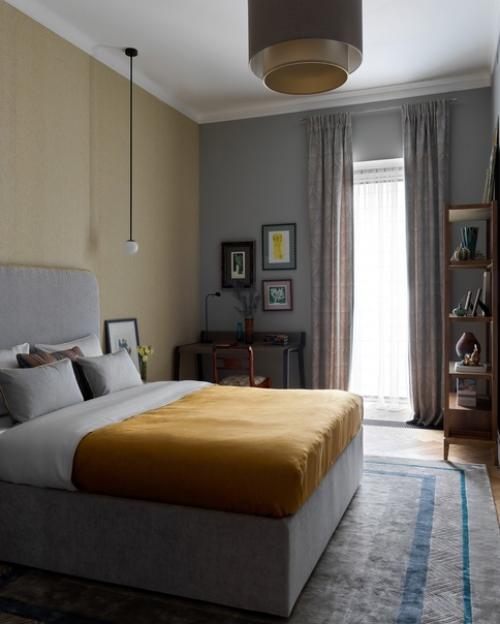 Реализованный интерьер квартиры, где нашлось место для винтажных предметов из коллекции хозяев и современного искусства. 04