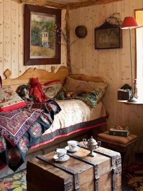 Жила, когда-то.  Простота, и вроде всем всего хватало, был там: уют и чистота, душа была - значит не мало. 01