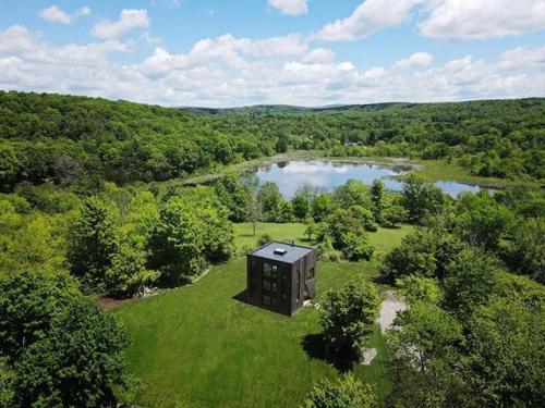 Куб на холме: коттедж из кедра в хиллсдейле от Forma. 02 Куб на холме: коттедж из кедра в хиллсдейле от Forma. 02