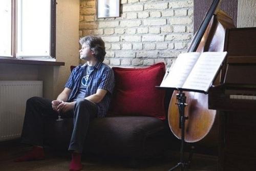 Крошечная квартира музыканта: 27 квадратных метров, где поместились камин, пианино, контрабас и многое другое. 04