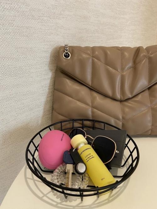 Металлическая корзинка станет прекрасным дополнением вашего интерьера и поможет организовать хранение полезных мелочей. 01