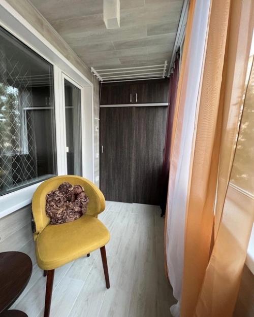 Мой балкон простаивает холодный и просто так. 01